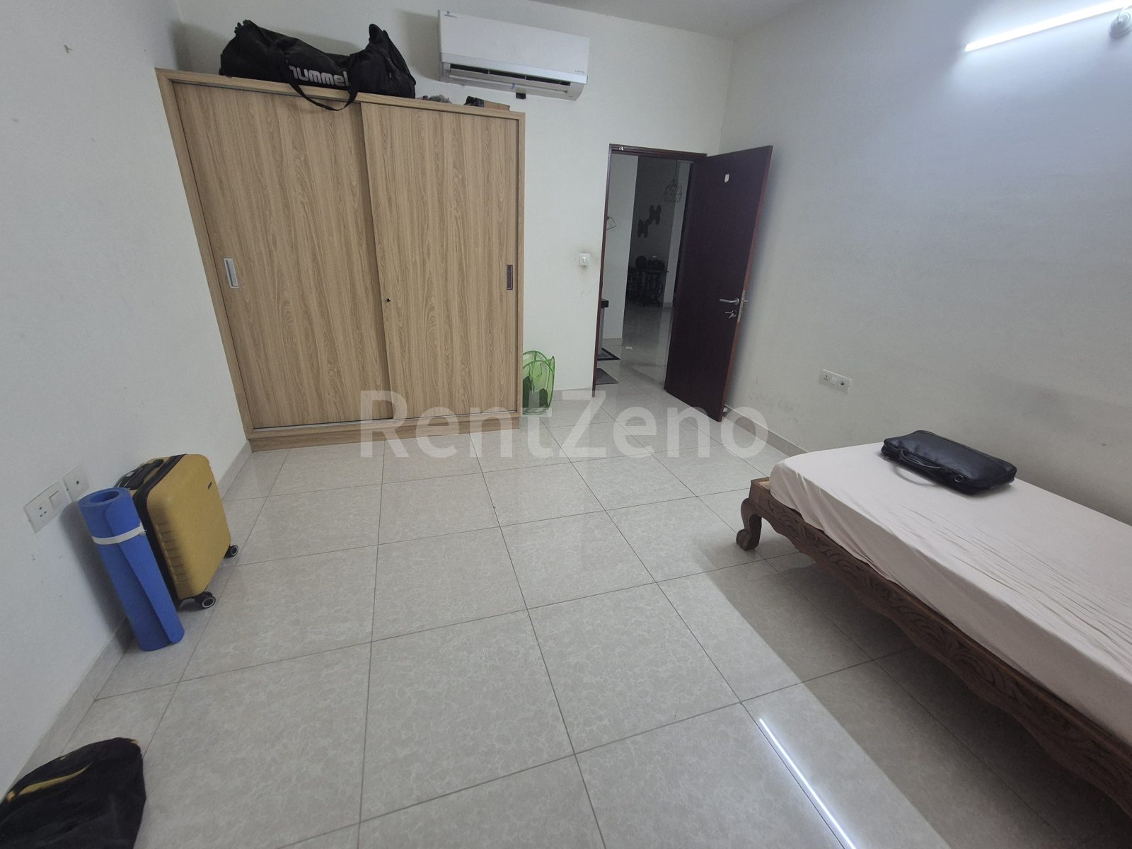 1 Room in Shared 3.5BHK — photo 2 of 6